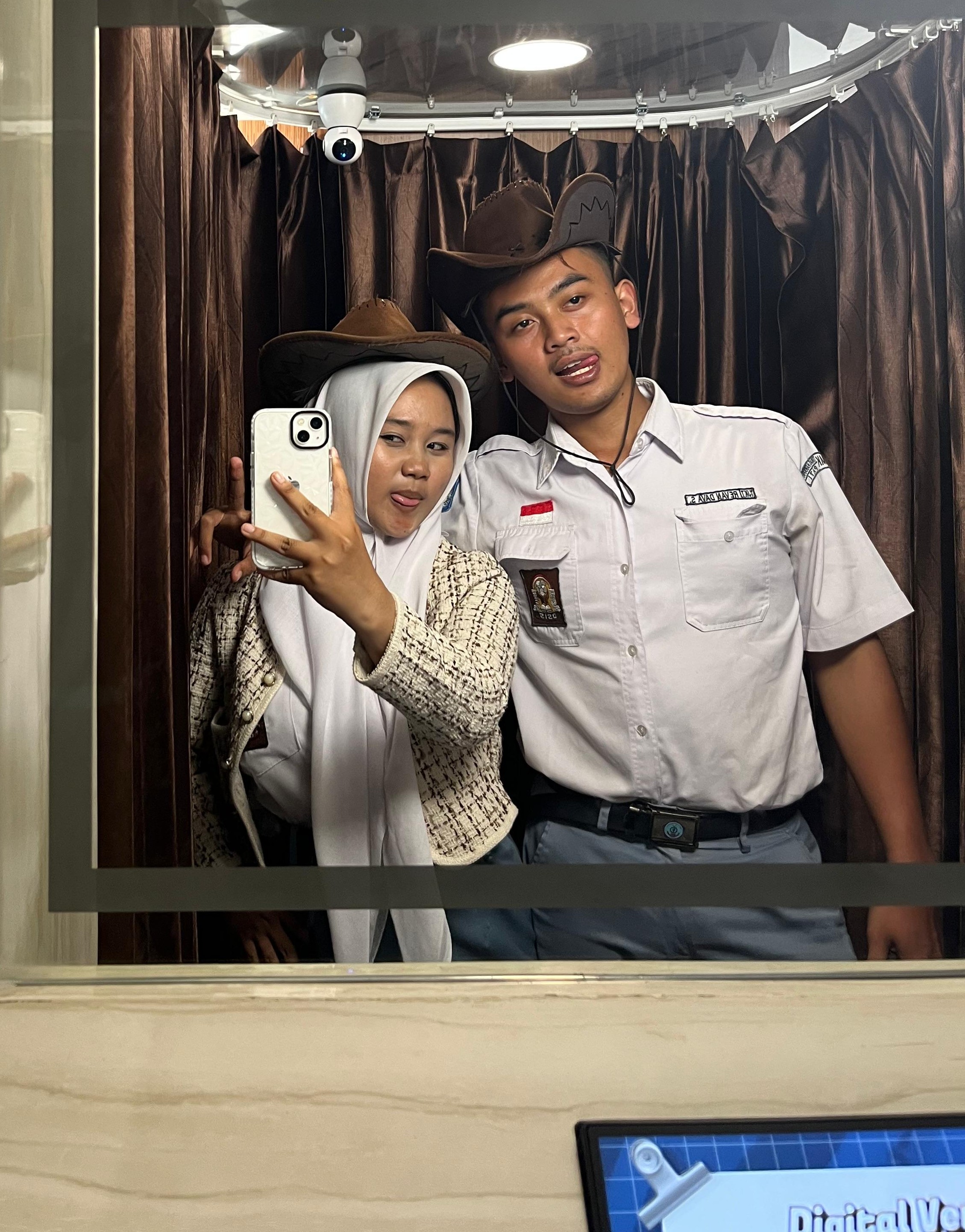 Seragam & Topi Koboi