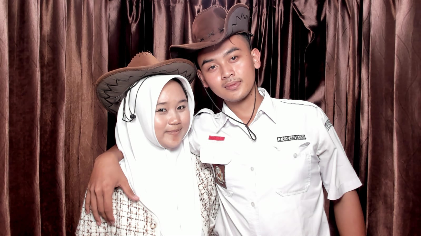 Rangkulan Manis Berdua