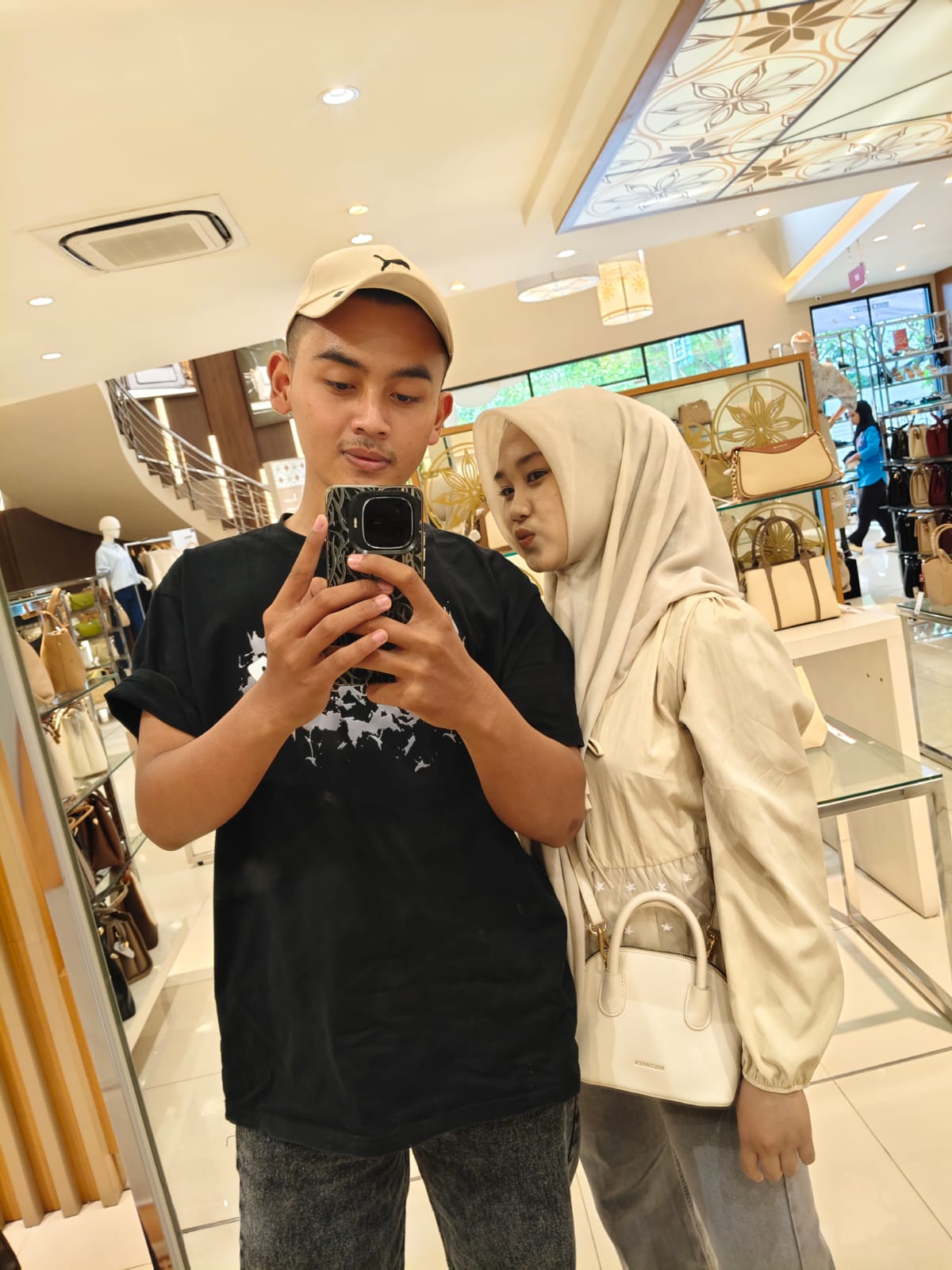 Jalan & Mirror Selfie Mall